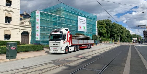 Hvit trailer på byggeplass