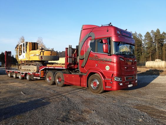 Transport av hjullastere rød trailer