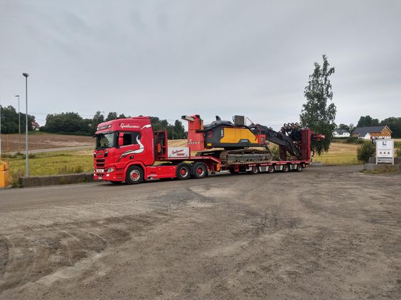 Maskintransport av gravemaskiner ol