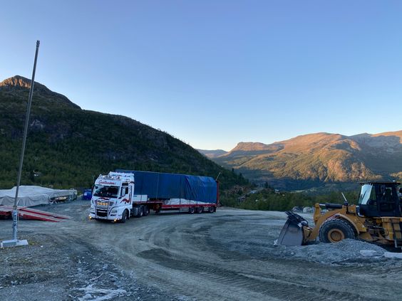 Lastebil på fjell som transporterer elementer