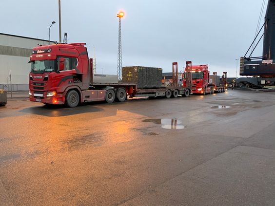 Rød trailer transport av steinblokk