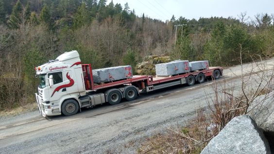 Hvit trailer transport av steinblokk