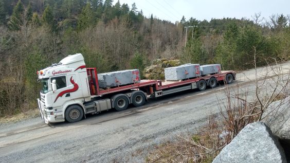 Hvit trailer transport av steinblokk