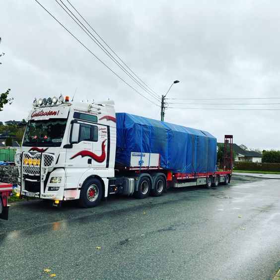 Lastebil med trailer som transporterer