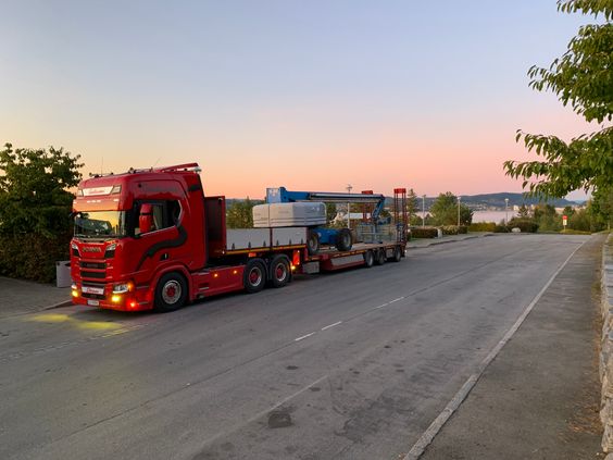 Transport av kran rød trailer