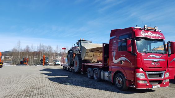 Transport av store maskiner på trailer