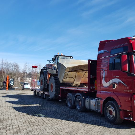 Transport av store maskiner på trailer