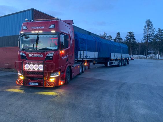 Rød trailer som transporter elementer