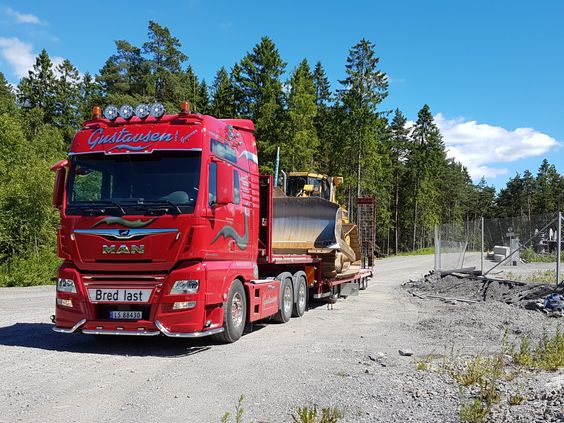 Rød trailer i skogen