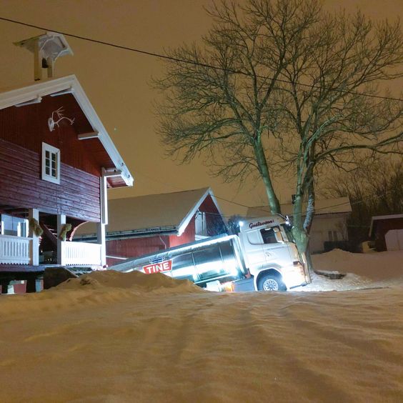 Melketransport på natten i snøen